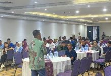 read news – Mahasiswa UGM Teliti Mangrove di Batam Kepala Dinas Pariwisata Kota Batam Ardiwinata (batik hijau) tengah menyampaikan informasi kepada para Mahasiswa UGM di Batam. Mahasiswa mengikuti Capasity Building Dan Familirization Sekolah Trip Ekowisata Mangrove, Kamis (6/10/2022). (F: muhammad amin - batamtv.com)