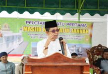 read news – Maulid Nabi Muhammad SAW, juga Diisi Berbagi Kasih dengan Yatim Wakil Wali Kota Batam, Amsakar Achmad melakukan peletakan batu pertama Pembangunan Masjid Raudhatul Jannah Perumahan Yafindo Residence. Minggu (9/10/2022). (Foto: .abyaqsa ra-batamtv.com)