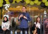 read news – Launching Salon Nuria Team Batam, Gairahkan Ekomnomi pascaPandemi Wakil Wali Kota Batam, Amsakar Achmad (berdiri saat memberi sambutan atas peresmian atau grand opening Nuria Team di Batam Selasa (11/10/2022). (Foto: muhammad amin - batamtv.com)