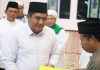 read news – Horee, Warga Bintan Dapat Bantuan Wifi Gratis Bupati Bintan, Roby Kurniawan saat menyerahkan bantuan secara simbolis wifi gratis bagi rumah ibadah di Kabupaten Bintan Minggu (9/10/2022) malam. (Foto : dwi susilo-batamtv.com)
