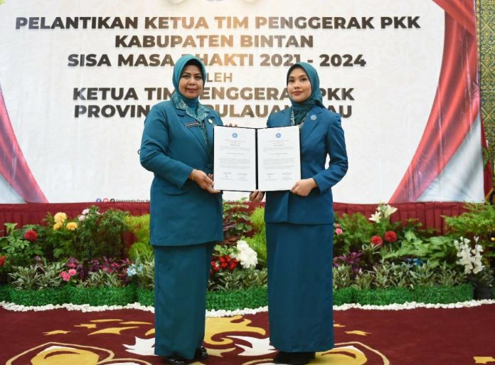 Ketua TP-PKK Provinsi Kepulauan Riau Hj. Dewi Kumalasari Ansar (kiri) saat melantik Hafizha Rahmadhani sebagai Ketua TP-PKK Kabupaten Bintan sisa Masa Bhakti 2021-2024. Pelantikan dilaksanakan di Gedung Daerah, Tanjungpinang, Senin (03/10). (Foto: dwi susilo-batamtv.com)