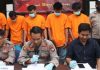 read news – Beraksi Delapan Kali, Lima Tekong PMI Ilegal Dibekuk Kapolsek KKP Kota Batam AKP Awal Sya’ban Harahap (pegang mix) saat di Mapolsek Kawasan Pelabuhan Batam. Pihaknya membekuk lima tersangka perekrut PMI ilegal Kamis (6/10/2022). (F: muhammad amin-batamtv.com)