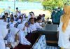 read news – Demi Anak Sehat dan Cerdas, Dewi Ansar: Ibu Harus Pandai Mengkreasikan Makanan Ketua TP-PKK Provinsi Kepulauan Riau, Dewi Kumalasari Ansar, (kanan) saat mengunjungi SDN 009 Teluk Bintan Kamis (6/10/2022). Dewi menilai kegiatan Dapur Beragam, Bergizi, Seimbang dan Aman (B2SA) di Kampung Mansur, Tembeling Tanjung, Bintan, (F: dwi susilo-batamtv.com)