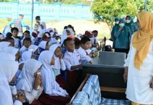 read news – Demi Anak Sehat dan Cerdas, Dewi Ansar: Ibu Harus Pandai Mengkreasikan Makanan Ketua TP-PKK Provinsi Kepulauan Riau, Dewi Kumalasari Ansar, (kanan) saat mengunjungi SDN 009 Teluk Bintan Kamis (6/10/2022). Dewi menilai kegiatan Dapur Beragam, Bergizi, Seimbang dan Aman (B2SA) di Kampung Mansur, Tembeling Tanjung, Bintan, (F: dwi susilo-batamtv.com)