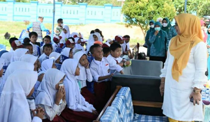 Ketua TP-PKK Provinsi Kepulauan Riau, Dewi Kumalasari Ansar, (kanan) saat mengunjungi SDN 009 Teluk Bintan Kamis (6/10/2022). Dewi menilai kegiatan Dapur Beragam, Bergizi, Seimbang dan Aman (B2SA) di Kampung Mansur, Tembeling Tanjung, Bintan, (F: dwi susilo-batamtv.com)