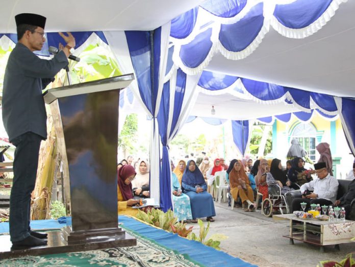 Wakil Walikota Batam, Amsakar Achmad (beridiri di podium) saat memberikan sambutan dalam peringatan Maulid Nabi Muhammad SAW Minggu (9/10/2022) (F: muhammad amin-batamtv.com)