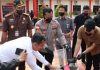 read news – Belasan Kilogram Ganja Digotong dari Aceh Sampai Bintan Kapolres Bintan, Tidar Wulung Dahono , (tengah) saat menjelaskan, bahwa saat ini baru satu tersangka yang berhasil diamankan beserta BB. BB ganja sebagian langsung dimusnahkan pada Selasa (4/10/2022) di Polresta Bintan. (Foto: dwi susilo - batamtv.com)