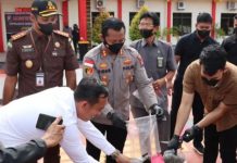 read news – Belasan Kilogram Ganja Digotong dari Aceh Sampai Bintan Kapolres Bintan, Tidar Wulung Dahono , (tengah) saat menjelaskan, bahwa saat ini baru satu tersangka yang berhasil diamankan beserta BB. BB ganja sebagian langsung dimusnahkan pada Selasa (4/10/2022) di Polresta Bintan. (Foto: dwi susilo - batamtv.com)