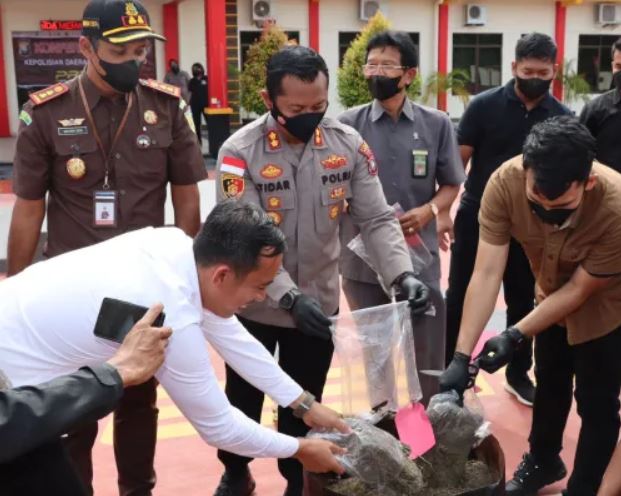 Kapolres Bintan, Tidar Wulung Dahono , (tengah) saat menjelaskan, bahwa saat ini baru satu tersangka yang berhasil diamankan beserta BB. BB ganja sebagian langsung dimusnahkan pada Selasa (4/10/2022) di Polresta Bintan. (Foto: dwi susilo - batamtv.com) Kapolres Bintan, Tidar Wulung Dahono , (tengah) saat menjelaskan, bahwa saat ini baru satu tersangka yang berhasil diamankan beserta BB. BB ganja sebagian langsung dimusnahkan pada Selasa (4/10/2022) di Polresta Bintan. (Foto: dwi susilo - batamtv.com)