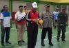 read news – Wabup Karimun Buka Turnamen Voli Ball Wabub Cup 2022 Wakil Bupati Karimun, Anwar Hasyim (topi putih) saat membuka turnamen yang Turnamaen Voli Wabup Cup 2022 yang diselenggarakan di GOR Indoor Badang Perkasa, Kamis (13/10/2022) sore. (Foto : dwu susilo-batamtv.com)