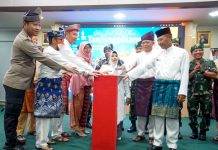 read news – Hari Ulang Tahun Kota Tanjungpinang Dijadikan Ajang Evaluasi Setda Prov Adi Prihantara (kanan) saat merayakan HUT ke-21 Kota Otonom Tanjungpinang tahun 2022 di Aula Kantor Walikota Tanjungpinang, Senin (17/10). (Foto : dwi susilo - batamtv.com)