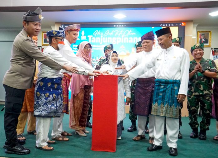 Setda Prov Adi Prihantara (kanan) saat merayakan HUT ke-21 Kota Otonom Tanjungpinang tahun 2022 di Aula Kantor Walikota Tanjungpinang, Senin (17/10). (Foto : dwi susilo - batamtv.com)