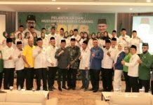 read news – Amsakar Achmad: Politik Jangan Sekadar Meraih Kekuasaan namun Pengabdian Wakil Walikota Batam, Amsakar Achmad (keenam dari kiri) saat menyampaikan sambutan pada Pelantikan Ketua DPC PKB Kota Batam Sabtu (8/10/2022) di Santika Hotel. (Foto: muhammad amin-batamtv.com)