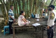 read news – Sosialisasi Anti Pungli, Polisi Datangi Warga Bintan Bhabinkamtibmas Polres Bintan, mendatangi warga untuk mensosialisasikan kepada warga soal larangan pungli, Sabtu (29/10/2022) (Foto : dwi susilo - batamtv.com)