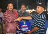 read news – Warga Sagulung Berterimakasih atas Pembangunan yang Digagas Walikota Batam Walikota Batam, HM Rudi (kiri) saat menyerahkan insentif RT RW ke salah satu perwakilan, Sabtu (22/10/2022) . (Foto : muhammad amin - batamtv.com)