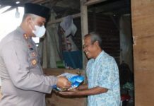 read news – Nestapa Chairul Wafa, Warga Karimun Tinggal di Gubuk Kapolres Karimun , AKBP Tony Pantano saat menyerahkan langsung bantuan ke warga tak mampu, Chairul Wafa, Jumat (7/10/2022) di Karimun. (F: dwi susilo-batamtv.com)
