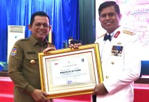 read news – Ansar Ahmad Hadiri Malam Pengantar Tugas Wakapolda Kepri Gubernur Kepri Ansar Ahmad (kiri) memberikan kenang kenangan kepada Irjen Pol Rudi Pranoto dalam acara malam pengantar tugas yang berlangsung di Gedung Lancang Kuning Polda Kepulauan Riau, Senin (10/10). (F: muhammad amin 0- batamtv.com)