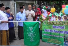 read news- Ratusan Santri TPQ Pancur Baru Ikuti Pawai Peringati Maulid Nabi Muhammad SAW Wakil Ketua I DPRD Kota Batam, M Kamaludin (pegang bendera) saat melepas para peserta pawai , Sabtu (22/10/2022) (F: muhammad amin - batamtv.com)