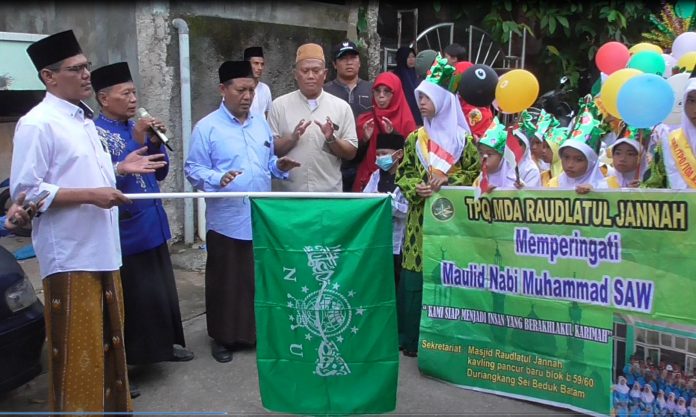 Wakil Ketua I DPRD Kota Batam, M Kamaludin (pegang bendera) saat melepas para peserta pawai , Sabtu (22/10/2022) (F: muhammad amin - batamtv.com)