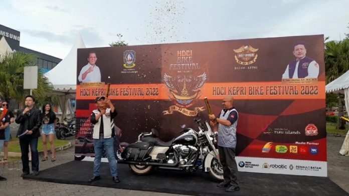 Ketua HDCI Provinsi Kepulauan Riau, Taba Iskandar, (kiri) saat pembukaan HDCI Kepri Bike Festival 2022 yang resmi dibuka di Mal Botania 2, Jumat (28/10/2022). (Foto : abyaqsa ra - batamtv.com)