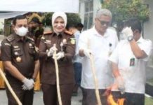 read news – Barang Bukti Narkoba Dimusnahkan di Kejari Batam Pemusnahan barang bukti narkoba itu dilakukan Kepala Kejaksaan Negeri (Kejari) Batam, Herlina (kedua dari kiri) . Pemusnahan barang bukti narkotika dilakukan Rabu (12/10/2022) di Halaman Kejari Batam . (f: muhammad amin - batamtv.com)