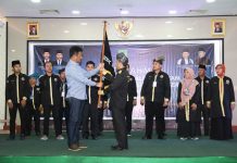 read news – Pengukuhan Himpunan Keluarga Kerinci di Kota Batam Sukses Digelar Wali Kota Batam Muhammad Rudi (kemeja biru muda) mengukuhkan pengurus Himpunan Keluarga Kerinci (HKK) Kota Batam di Hotel Golden View, Minggu (16/10/2022). ( foto : muhammad amin - batamtv,com)