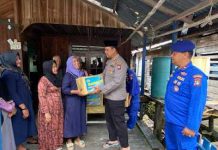 read news – Anak-anak di Pesisir Karimun Dapat Pelajaran dari Polisi Kapolres Karimun AKBP Tony Pantano saat menyambangi Pos Polairud Kolong dalam program inovasi Polairud Cerdaskan Anak Pesisir Dan Pulau atau Podasilau, Sabtu (22/10/2022). (F: dwi susilo - batamtv.com, )