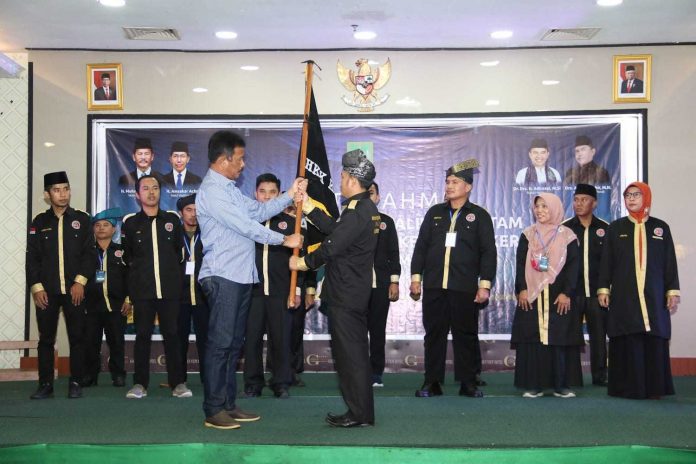 Wali Kota Batam Muhammad Rudi (kemeja biru muda) mengukuhkan pengurus Himpunan Keluarga Kerinci (HKK) Kota Batam di Hotel Golden View, Minggu (16/10/2022). ( foto : muhammad amin - batamtv,com)
