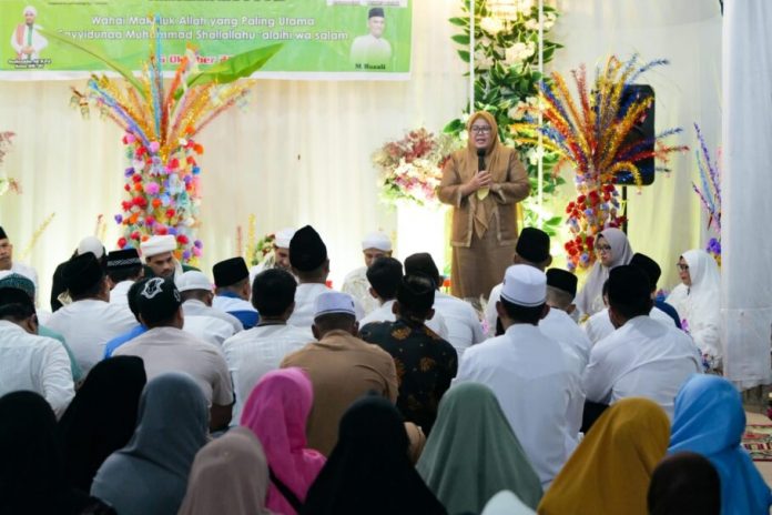 Wakil Gubernur Hj Marlin Agustina Rudi (berdiri ) saat menghadiri Peringatan Maulid Nabi Besar Muhammad SAW di  Gedung Serbaguna Bengkong Indah itu, Bengkong, Kota Batam, Minggu (16/10) malam. (F: muhammad amin - batyamtv.com)