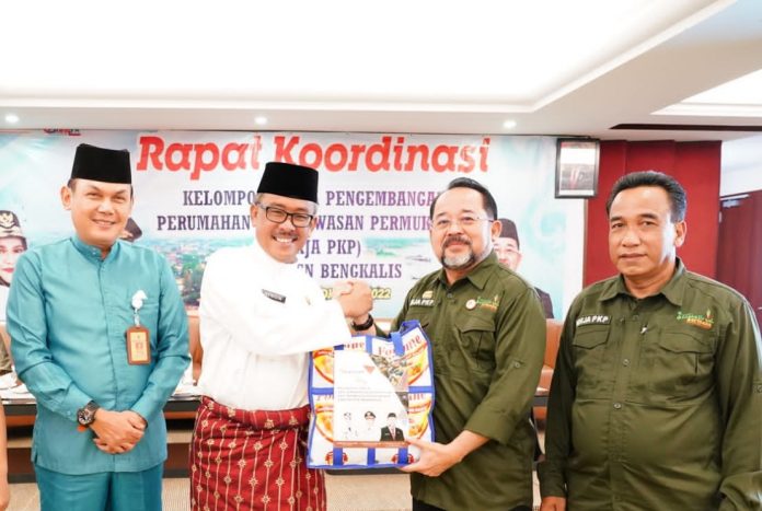 Sekretaris Daerah (Sekda) Batam, Jefridin Hamid (baju putih) saat menjadi Narasumber dalam Rapat Koordinasi Kelompok Kerja Perumahan dan Kawasan Permukiman (Pokja PKP) Kabupaten Bengkalis dan Horizontal Learning.  Pertemuan Jumat (7/10/2022) terkait Penyelenggaraan Pengembangan dan Pembangunan Perumahan, Kawasan Permukiman serta Penanganan Permukiman Kumuh skala Kawasan Tanjung Riau di Kota Batam (F: muhammad amin-batamtv.com)