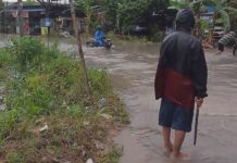 read news – Hujan Deras Lumpurpun Meluap ke Jalan Raya