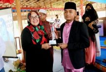 read news – Pengharagaan ke Pemenang MTQ Nasional, Marlin: Terimakasih Sebesar-besarnya Ketua LPTQ Propinsi Kepri, Marlin Agustina menyampaikan apresiasi kepada para pemenang dalam ajang MTQ Nasional di Kalimantan Selatan. Marlin memberikan penghargaan di Golden Front , Minggu (23/10/2022) (foto: abyaqsa ra - batamtv.com)