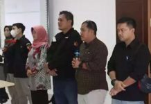 read news – Bawaslu Bintan Gelar Uji Tes Wawancara Panwascam Ketua Bawaslu Bintan yang juga sebagai Koordinator Divisi SDM, Organisasi, Diklat dan Datin Ondi Dobi Susanto, (kedua dari kanan) menekankan bahwa ujian terakhir peserta adalah wawancara. (f: dwi susilo -batamtv.com)
