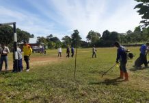 read news – Dijadikan Lokasi Pengambilan Api Obor Porprov, Pemkab Bintan Gelar Goro di Lapangan Goton royong yang dilakukan jajaran Pemkab dan FKPD dan KONI Bintan dalam mempersiapkan lapanan untuk kirab obor, Jumat( 28/10/2022) (Foto : dwi susilo - batamtv.com).