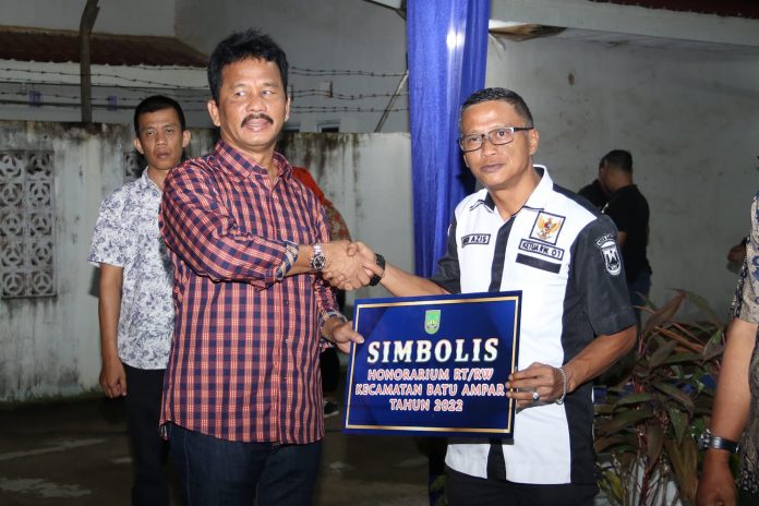 Walikota Batam, HM Rudi, bersilaturahmi dengan RT/RW serta tokoh masyarakat Kecamatan Batu Ampar di Kantor Camat Batu Ampar, Selasa (25/10/2022) malam. (Foto : muhammad amin - batamtv.com)