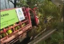 read news – Rush Tabrak Truk Pembawa Ratusan Tabung Gas Inilah kondisi mobil pengangkut tabung gas di lokasi kejadian, Sabtu (8/10/2022). Nampak mobil truk lori berplat BP 9168 DE dalam kondisi terperosok di danau. (F: muhammad amin - batamtv.com)_