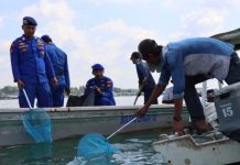 read news – Polisi dan Nelayan Gelar Goro Bersihkan Perairan Tanjungpinang Bersama para nelayan, jajaran Satpolairu Polresta Tanjungpinang melakukan bersih laut, Jumat (21/10/2022) di laut. (Foto : dwi susilo - batamtv.com,)
