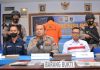 read news – Kapal Pengangkut PMI Tenggelam, Polisi Tetapkan Satu Tersangka Wadir Dit Polairud Polda Kepri AKBP Cakhyo Dipo Alam (tengah pegang mix) saat Konferensi Pers di Aula Mako Dit Polairud Polda Kepri, Sekupang,, Rabu (23/11/2022). (foto : muhammad amin - Batamtv.com)