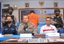 read news – Kapal Pengangkut PMI Tenggelam, Polisi Tetapkan Satu Tersangka Wadir Dit Polairud Polda Kepri AKBP Cakhyo Dipo Alam (tengah pegang mix) saat Konferensi Pers di Aula Mako Dit Polairud Polda Kepri, Sekupang,, Rabu (23/11/2022). (foto : muhammad amin - Batamtv.com)