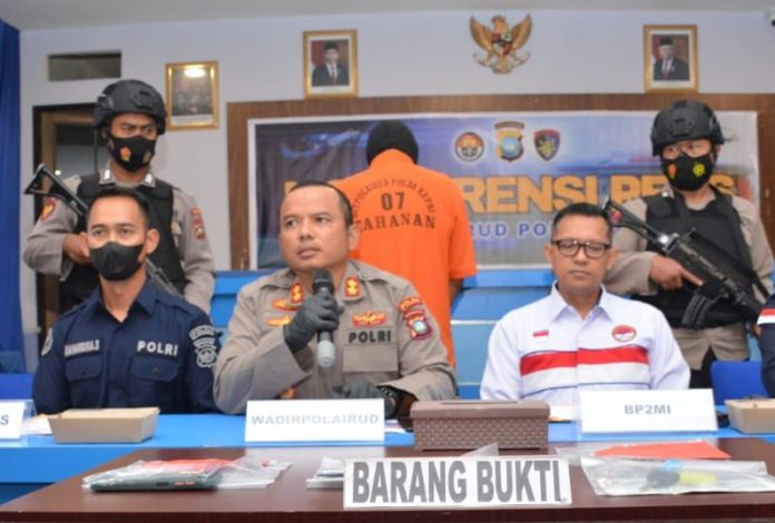 Wadir Dit Polairud Polda Kepri AKBP Cakhyo Dipo Alam  (tengah pegang mix) saat Konferensi Pers di Aula Mako Dit Polairud Polda Kepri, Sekupang,, Rabu (23/11/2022). (foto : muhammad amin - Batamtv.com)
