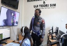 read news – Mudahkan Warga Urus SIM, Ini yang Dilakukan Satlantas Polres Karimun Sat Lantas Polres Karimun yang ingin membantu memudahkan para pemohon Surat Izin Mengemudi (SIM) dengan mensosialisasikan Coaching Clinic, Senin (7/11/2022) (Foto : dwi susilo - batamtv.com)