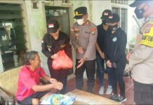 read news – Warga Belakang Padang yang Tengah Lumpuh Terima Bantuan Sembako Kapolsek Belakang Padang , AKP Parlin Tobing (ketiga dari kiri) saat menyerahkan langsung bantuan kepada warga yang sedang sakit . Kamis (17/11/2022) (Foto : muhammad amin - batamtv.com)