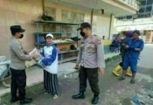 read news – Warga Batumerah Kecamatan Batuampar Terima Bantuan Sembako Polsek Batu Ampar melalui Kanit binmas beserta Bhabinkamtibmas Batu Merah, Aipda London melaksanakan pembagian sembako sebanyak 10 karung beras kepada warga. (Foto : muhammad amin - batam tv.com)