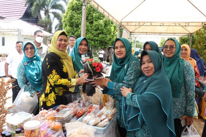 Ketua TP-PKK Provinsi Kepulauan Riau  Dewi Kumalasari Ansar saat menghadiri Lomba Cipta Menu Beragam, Bergizi, Seimbang, dan Aman (B2SA) tingkat Kabupaten Bintan, Rabu (16/11). (Foto: dwi susilo - batamtv.com)
