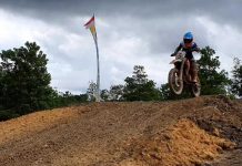 read news – Pembalap Karimun Juarai Kelas Gasstrak Renaldi Onyx, pembalap junior asal kontingen Kabupaten Karimun, ini berhasil meraih medali emas pada cabor motor gasstrak yang berlangsung di sirkuit Desa Toapaya Selatan, Jum’at (11/11) pagi. (Foto : dwi susilo - batamtv.com)