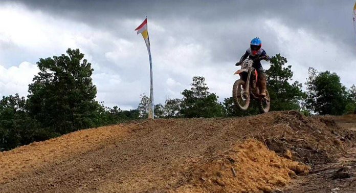 Renaldi Onyx, pembalap junior asal kontingen Kabupaten Karimun, ini  berhasil meraih medali emas pada cabor motor gasstrak yang berlangsung di sirkuit Desa Toapaya Selatan, Jum’at (11/11) pagi. (Foto : dwi susilo - batamtv.com)