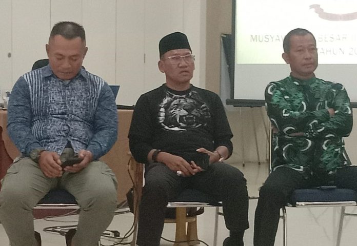(Dari kiri) Ketua terpilih Forkom Sejatim, Imam Tohari, Bambang Yulianto dan Samidin. dalam Mubes 2 yang berlangsung di PIH Minggu (20/11/2022) (Foto : muhammad amin - batamtv.com)