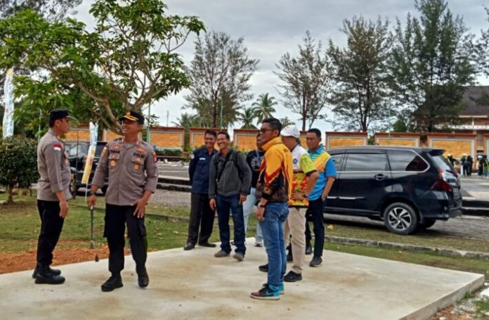 Kapolres Bintan, AKBP Tidar Wulung Dahono, saat mengecek persiapan menjelang pembukaan Porprov V Kepri 2022 di Bintan Kamis (3/11/2022) (Foto : dwi susilo - batamtv com)) . Kapolres Bintan, AKBP Tidar Wulung Dahono, saat mengecek persiapan menjelang pembukaan Porprov V Kepri 2022 di Bintan Kamis (3/11/2022) (Foto : dwi susilo - batamtv com)) .