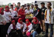 read news – Warga Batam Galang Bantuan ke Korban Gempa Cianjur Secara sukarela, anggota Gema Minang menggalang dana dan disalurkan ke para Korban Gempa Cianjur, Ahad (27/11/2022) (Foto : muhammad amin -0 batamtv.com)
