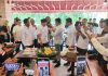 read news – Rudi Semangati Warga untuk Dukung Pembangunan Batam Walikota Batam HM Rudi, menyuapi kue ulang tahun kepada Pendiri Perpat Saparudin Muda, Selasa (22/11/2022) (Foto : muhammad amin - batamtv.com)